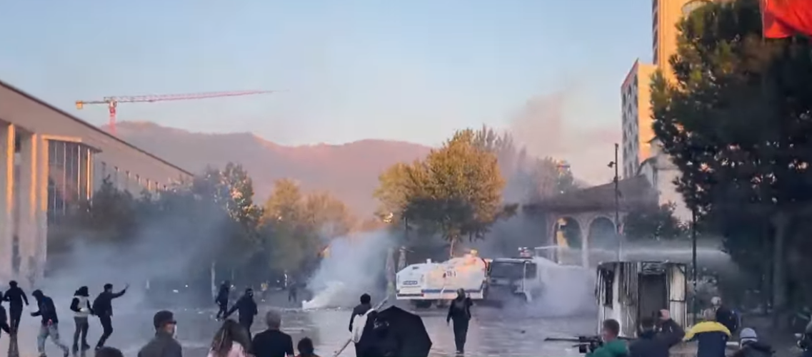  Betejë  në sheshin Skënderbej  Protestuesit zmbrapsin dy autobotët e policisë
