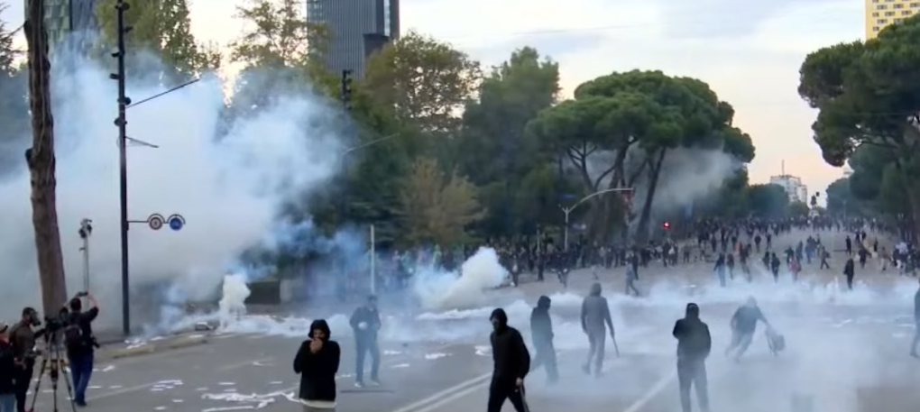 perplasje-ne-bulevardin-deshmoret-e-kombit-policia-perdor-gaz-lotsjelles-protestuesit-hedhin-gure