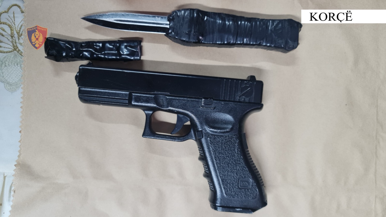 theu-arrestin-ne-shtepi-dhe-plagosi-me-thike-nje-19-vjecar-kapet-pas-disa-oresh-i-riu-ne-korce