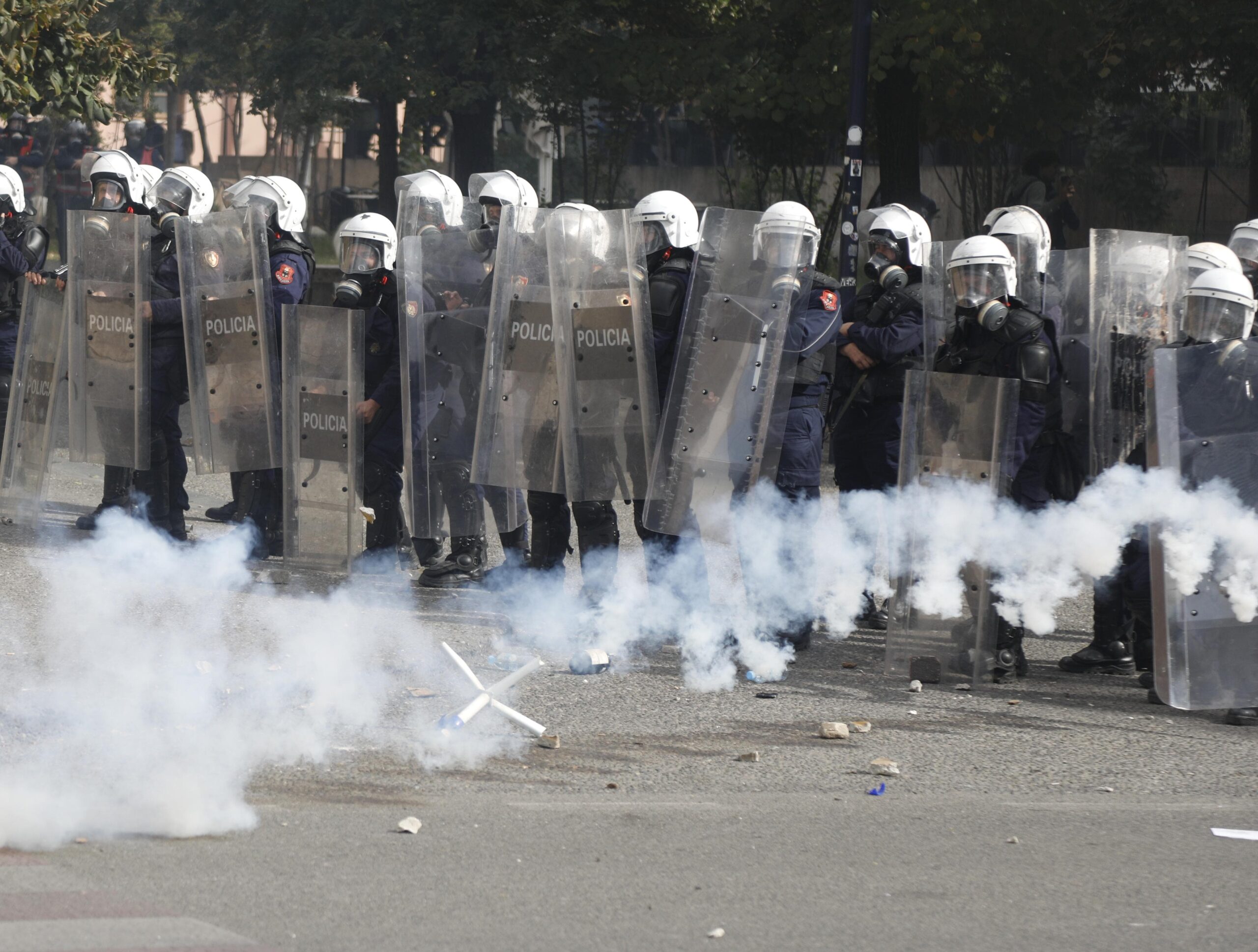 Një polic i plagosur ende pa reagim pas operacionit  një protestuese në observim  çfarë po ndodh në spitalet e Tiranës