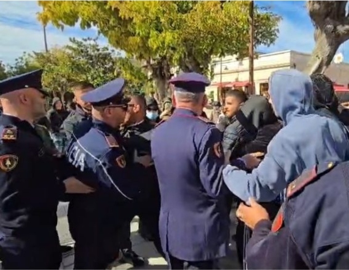 nis-protesta-ne-vlore-banoret-i-thone-jo-muzeut-te-izraeliteve
