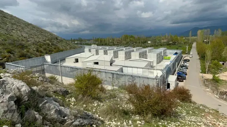 Italia dërgon në Gjadër dhe emigrantë të ardhur prej vitesh dhe në mënyrë të ligjshme  gjykata rrëzon shtetin në rastin e një burri që po riatdhesohej