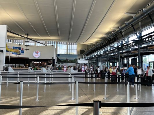 po-hipte-ne-avion-per-tirane-kontrolli-ne-aeroport-i-hap-telashe-nje-gruaje-shqiptare-ne-gjermani