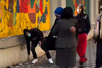  Na e bëj hallall   Momenti prekës në protestë  studentët përqafojnë të moshuarën që u tremb nga zhurmat