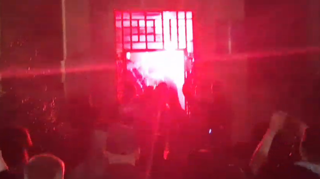  Digje  digje     Protestuesit shpërthejnë derën dhe hyjnë brenda Bashkisë Tiranë  Hedhin flakadanë  Video