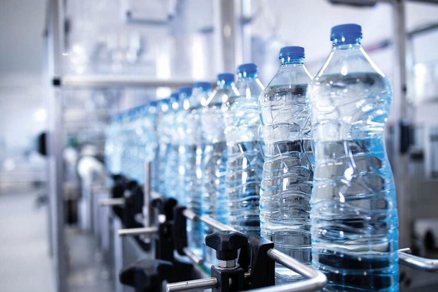 nga-23-leke-ne-fabrika-te-250-leke-ne-tavoline-pasiguria-e-cmimit-te-ujit-ne-bare-e-restorante-dhe-kostot-qe-po-e-shtrenjtojne