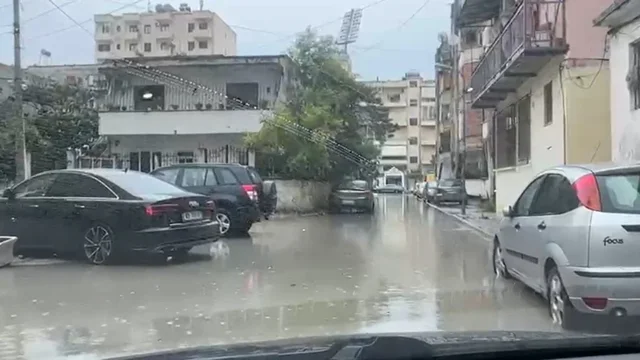 Reshjet intensive përmbytin rrugët në Vlorë  uji depërton pranë banesave