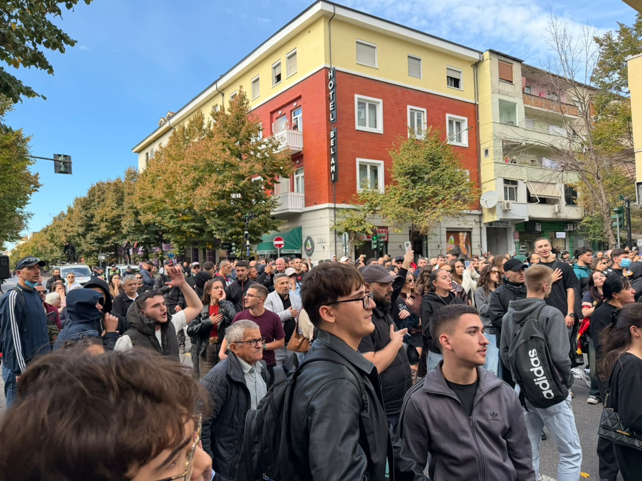 Revoltë para Ministrisë së Arsimit  studentët përplasen me institucionin  Hedhin vezë e gurë  kërkojnë dorëheqjen e qeverisë