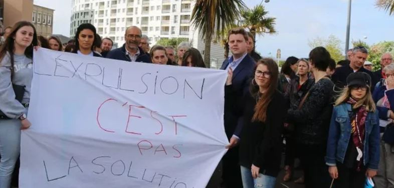 Dëbimi i një familjeje shqiptare nga autoritetet shkakton zemërim dhe protesta në Francë